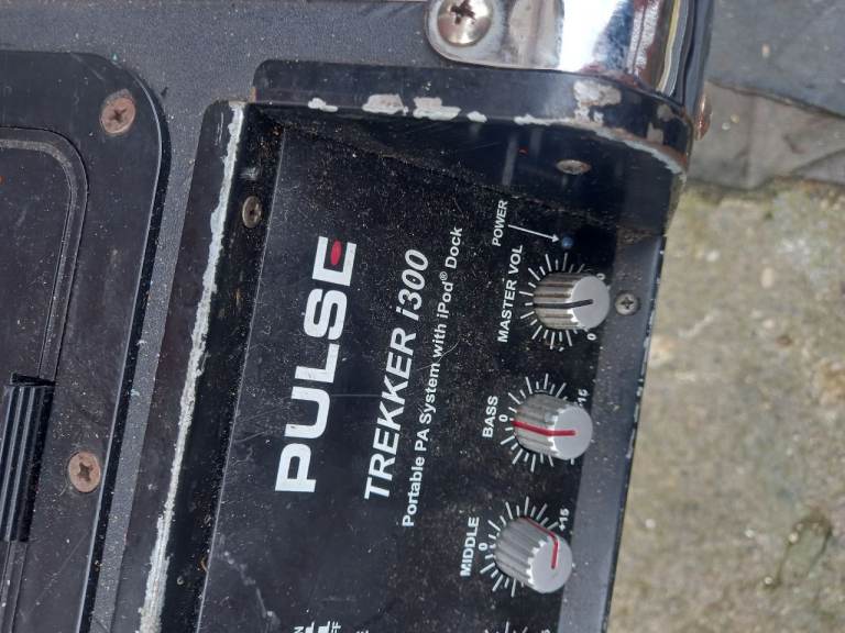 PULSE TREKKER i300 Portable PA System with iPod Dock