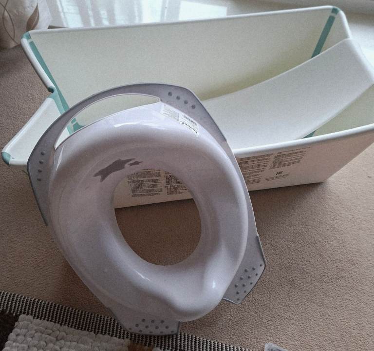 Stokke® Flexi Bath® with newborn support plus a toilet trainer seat - 