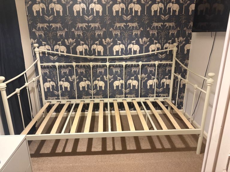 Lovely day bed * great condition *