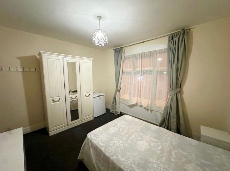 Double room available in Gants Hill.