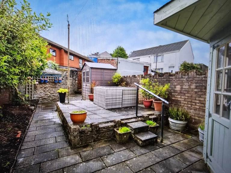 3 Bedroom House to Rent in Neath Town Centre 