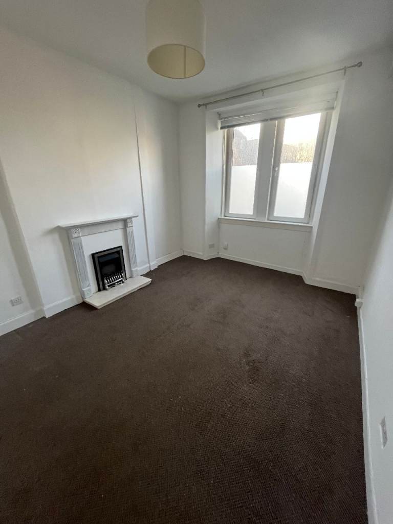 Friendly Private Landlord with 1 bedroom unfurnished ground floor flat in Broughton Road to rent