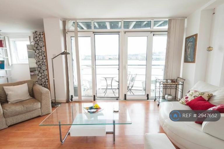 3 bedroom flat in Lowestoft Mews, London, E16 (3 bed) (#2947652)