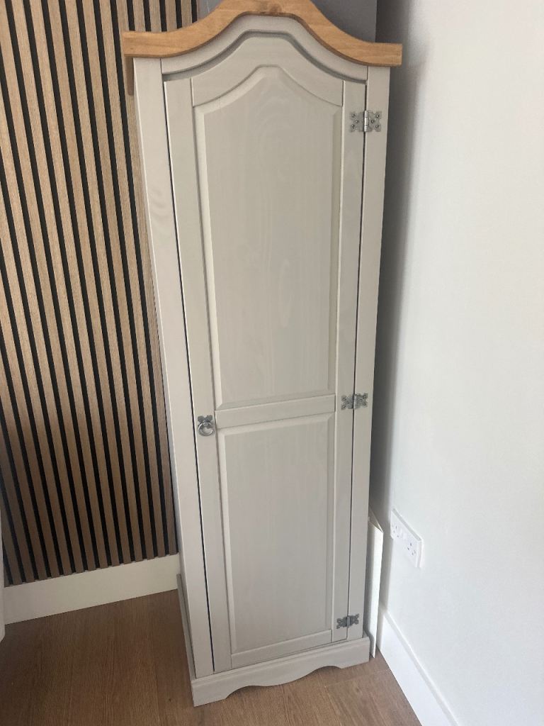 Single door wardrobe 