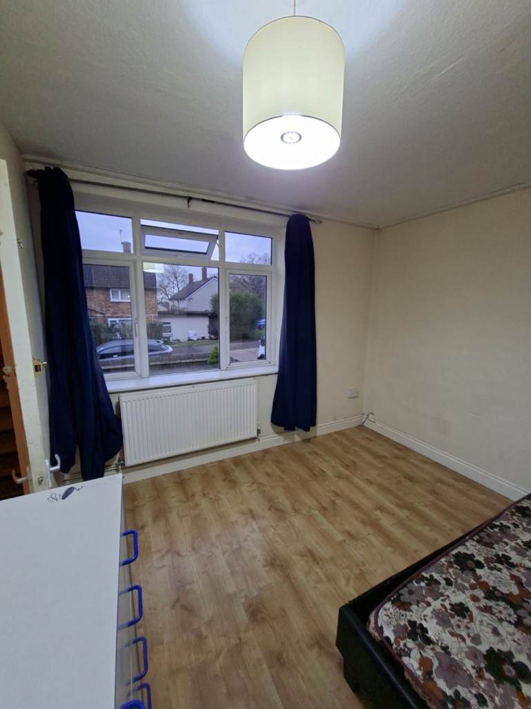 Large Double Room Harold Hill RM3 All bills included Wifi