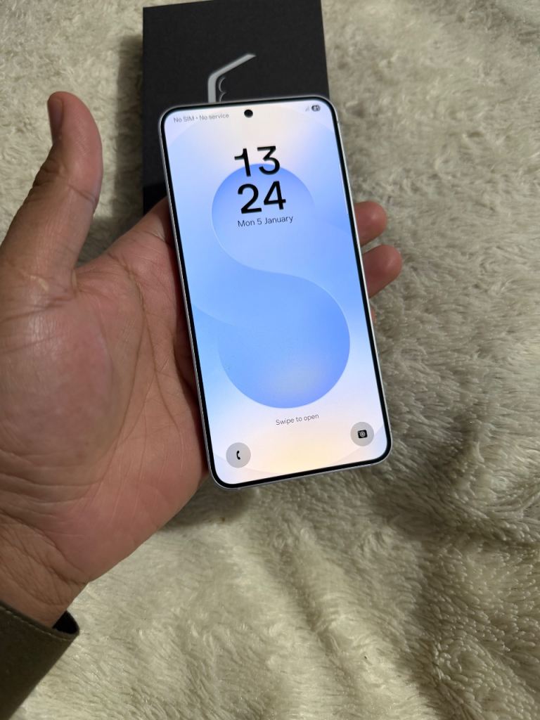 Samsung S25 256gb is in 10/10 Condition 