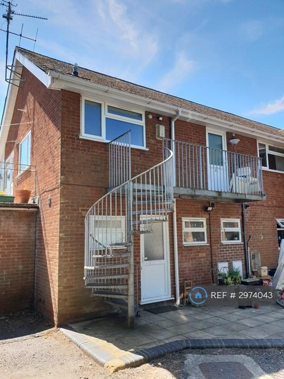 2 bedroom flat in Stokenchurch, High Wycombe, HP14 (2 bed) (#2974043)