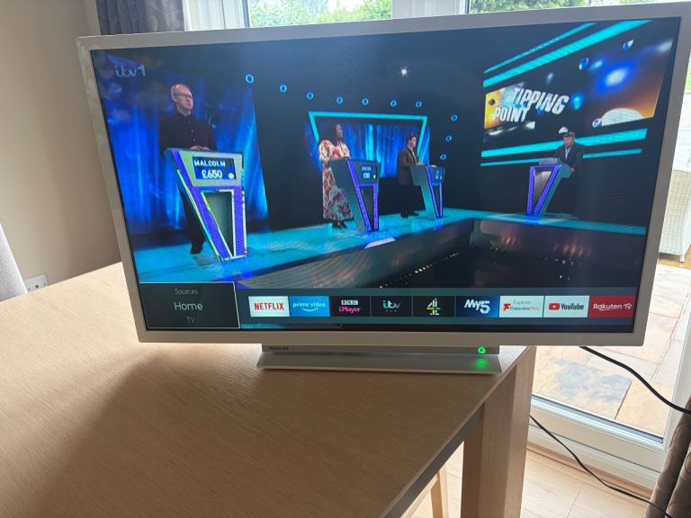 Toshiba 32 inch Smart TV 32W3864DB - White, Good Condition