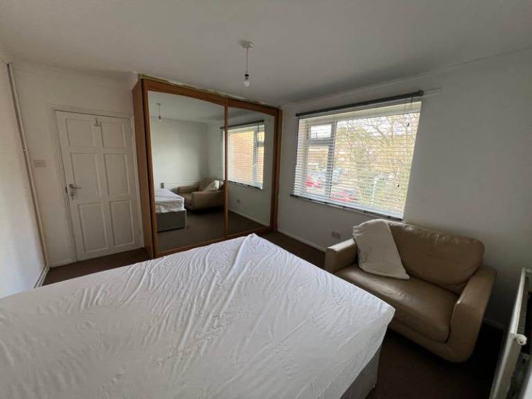 Double room – close to town, quiet household