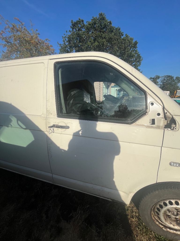 2005 vw transporter drivers door white