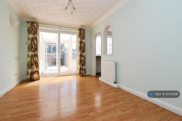 3 bedroom house in Prince Charles Avenue, Minster On Sea, Sheerness, ME12 (3 bed) (#2570398)