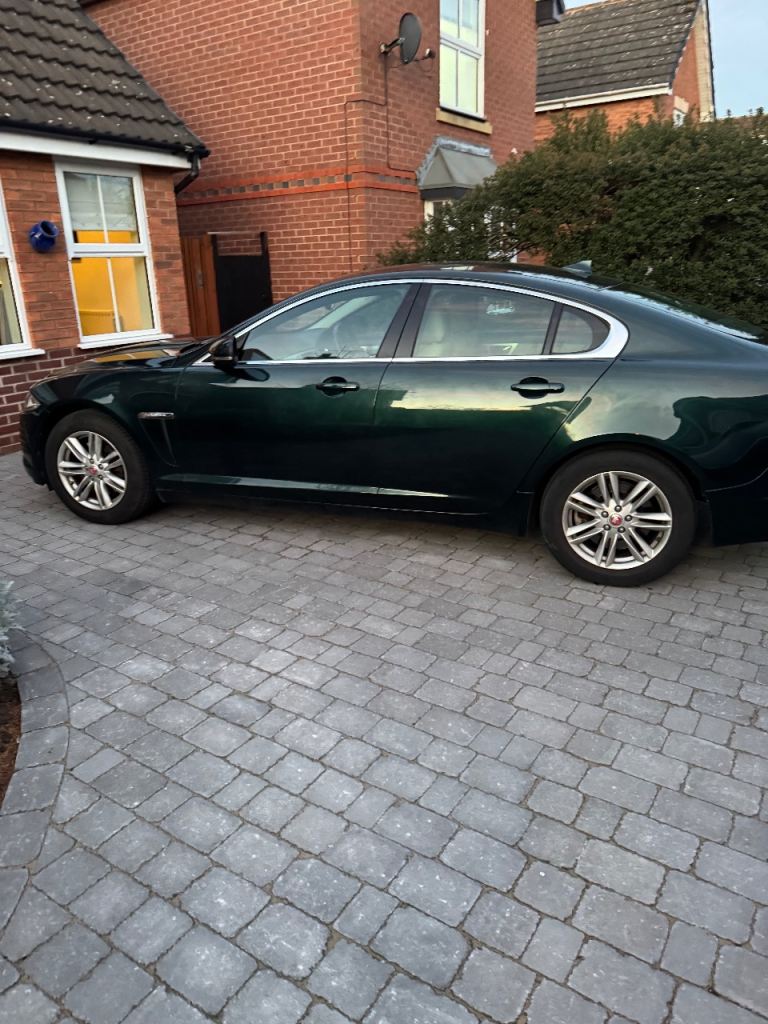Jaguar XF 2.2D Luxury Auto Euro 5 (s/s) 4 DR 2014 colour Racing Green.