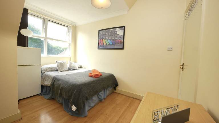 Room to rent on Chatsworth Road, London