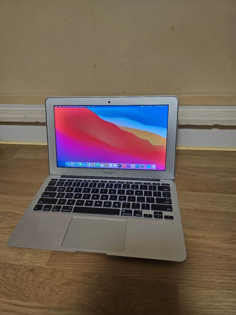 Apple MacBook Air laptop  11-inch (Early 2015) - Good Condition