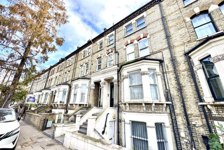 Great-size bedroom set in a prime location, West Kensington, Talgarth Road, W14 9DB-Ref: 2232