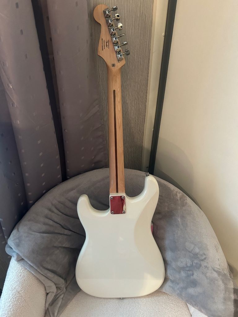 Squier Stratocaster Guitar White – Good Condition