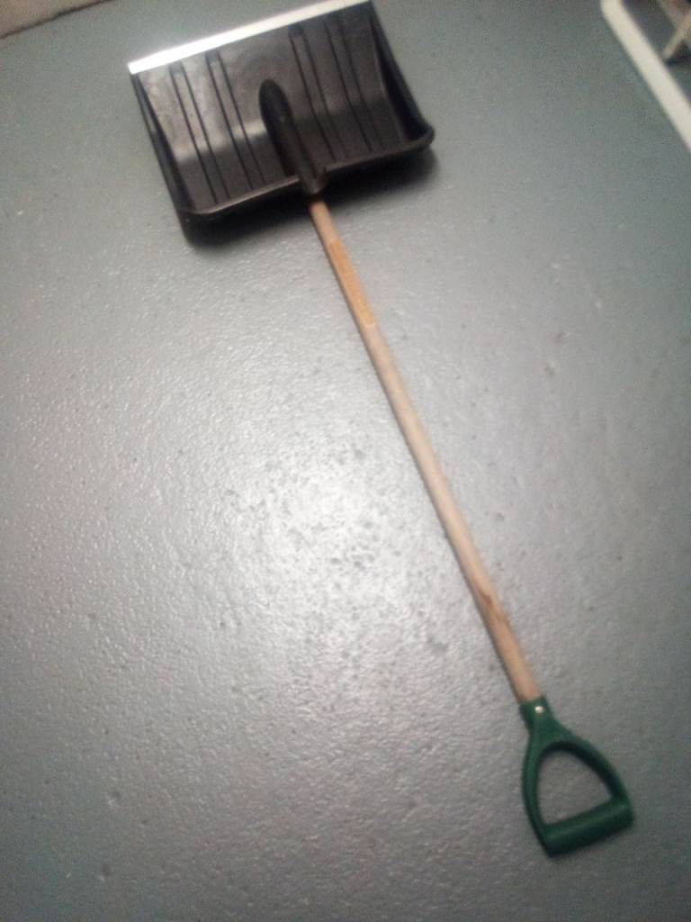 SNOW SHOVEL