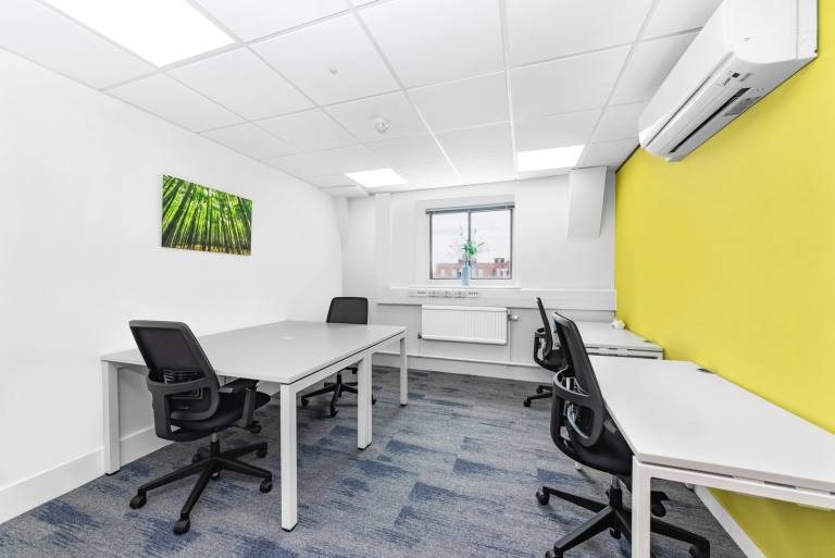 Salisbury - SP1 1EY \ Fully Furnished Office with 5 Desks