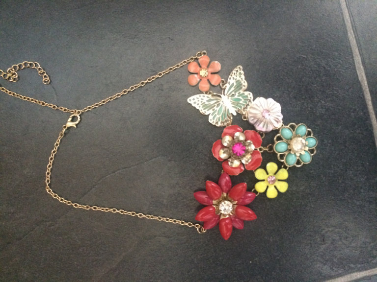 NEW beautiful  necklace, ideal gift, can post