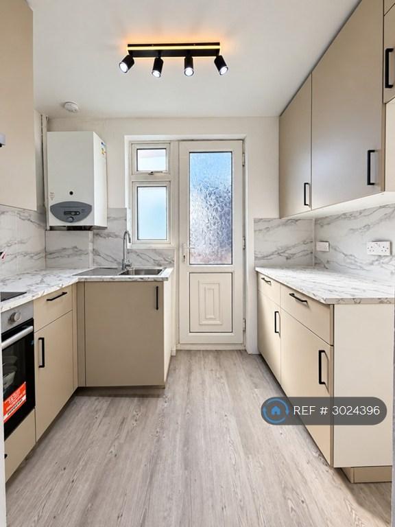 2 bedroom flat in Marlborough House, London, N4 (2 bed) (#3024396)
