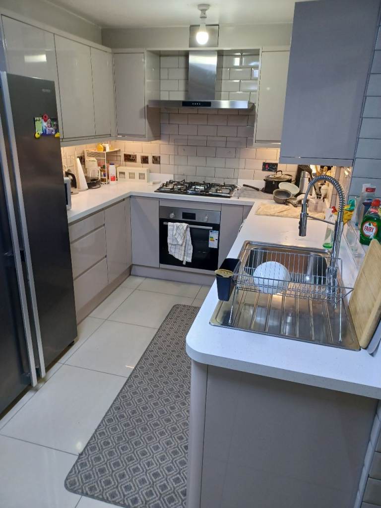 Large room for Couple £750 included all bills RG27UH Location room available 30th September 