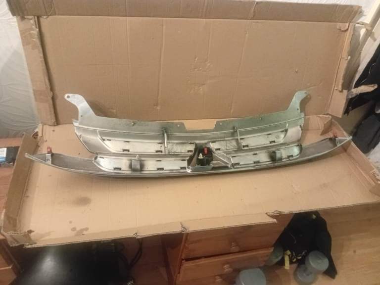 Mitsubishi Outlander Front bumper upper radiator grill 7450A992