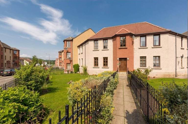 1 double bedroom available in 2 bed flat