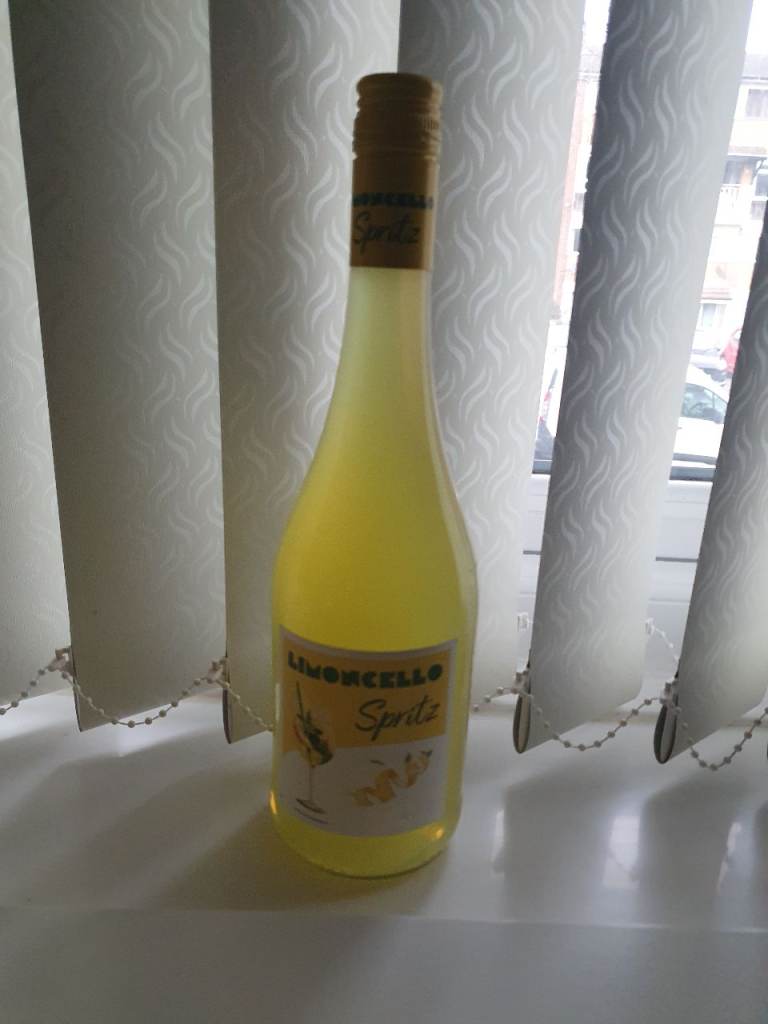 Limoncello spritz drink