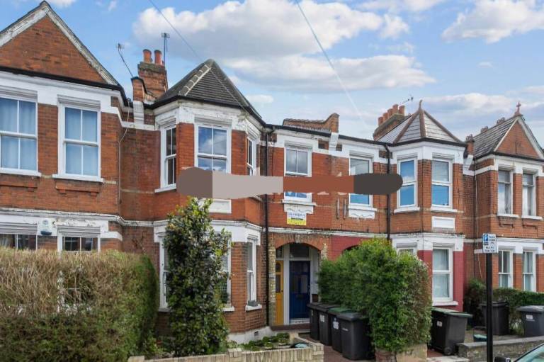 Double room plus extra space in single room in 2-bed flat with garden