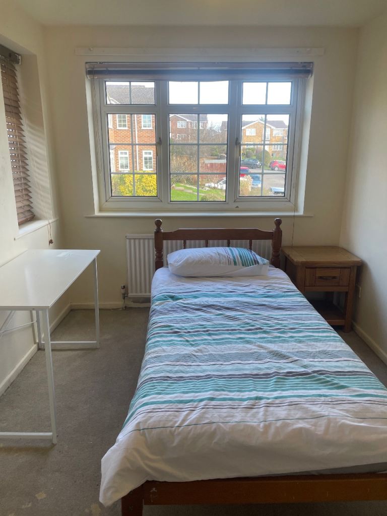Big single room with two wardrobes, £675 all bills included