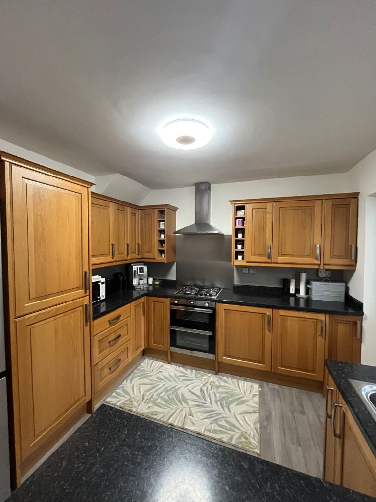 Good Condition Oak Shaker Kitchen Units with Black Worktops