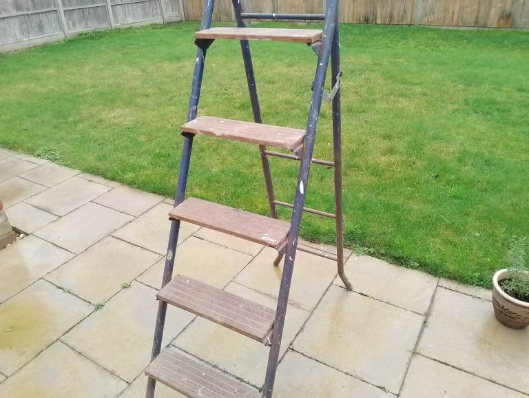 Folding step ladder 