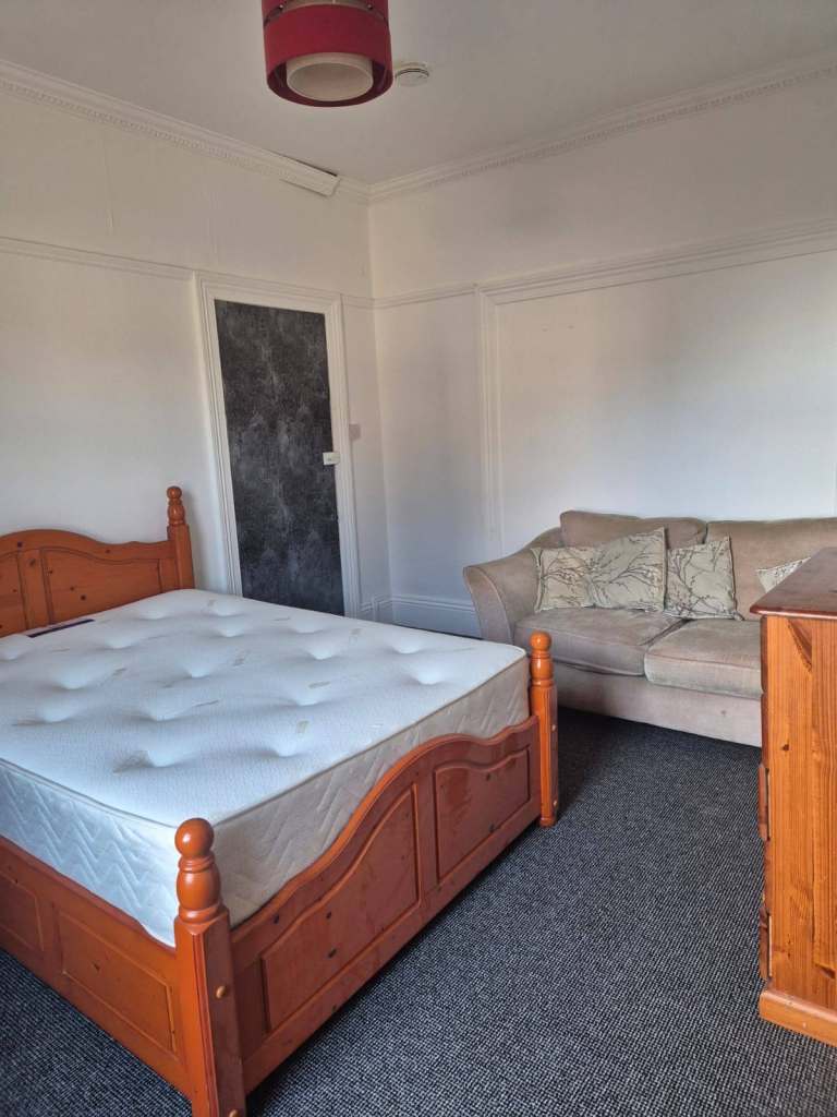 Double room in shared house in Keyham