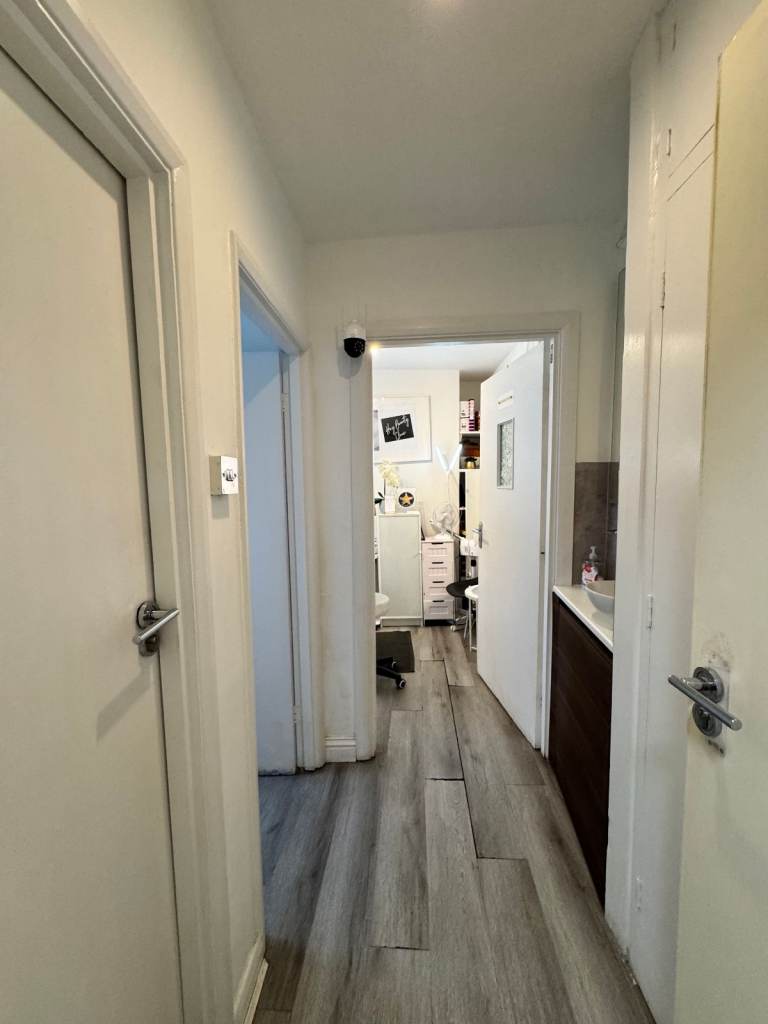 Exquisite space in Shepherds Bush for a private beauty salon or private office.