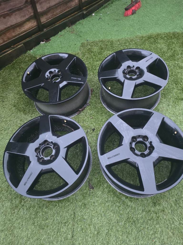 Hi up for sale are my 18 inch AMG alloys 