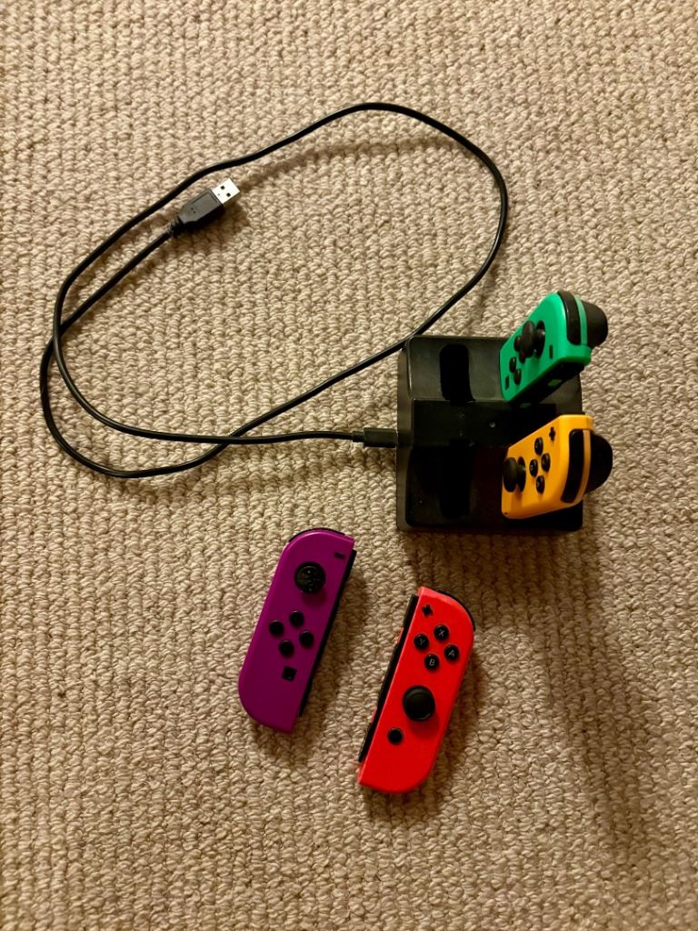Nintendo switch 4 x controllers and charger 