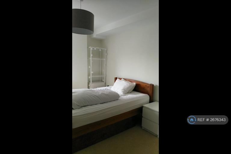 2 bedroom flat in Rosenburg Road, London, W3 (2 bed) (#2676343)