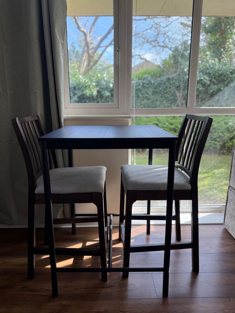 Dining table and chairs £60 pick up from wainscott 