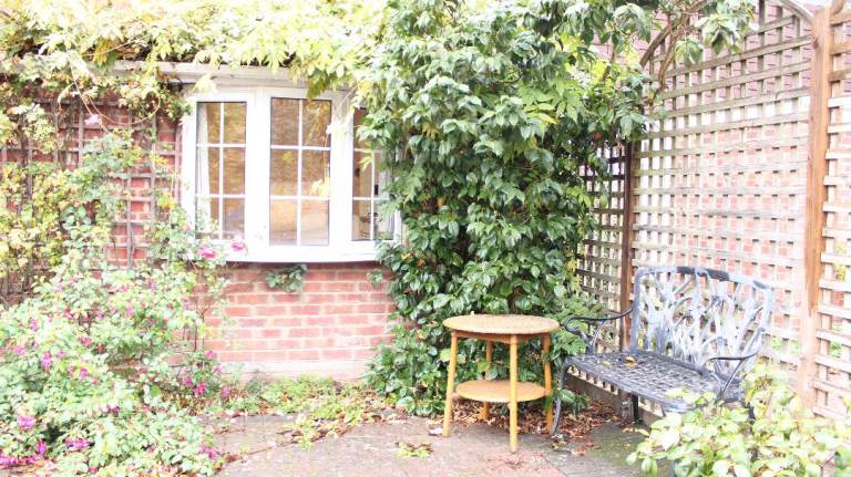 Studio Flat Englefield Green - near Windsor, Staines and Heathrow.