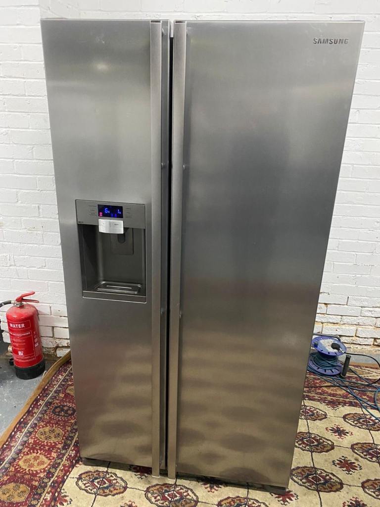 Samsung American Style Fridge Freezer with Water/Ice Dispenser
