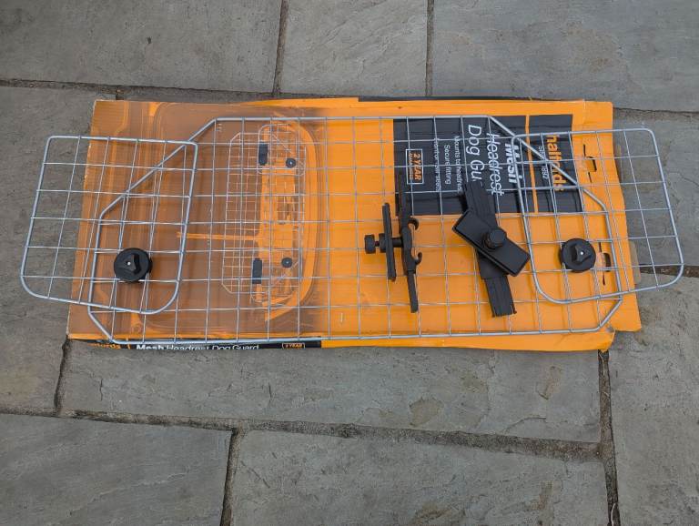 Halfords dog guard 