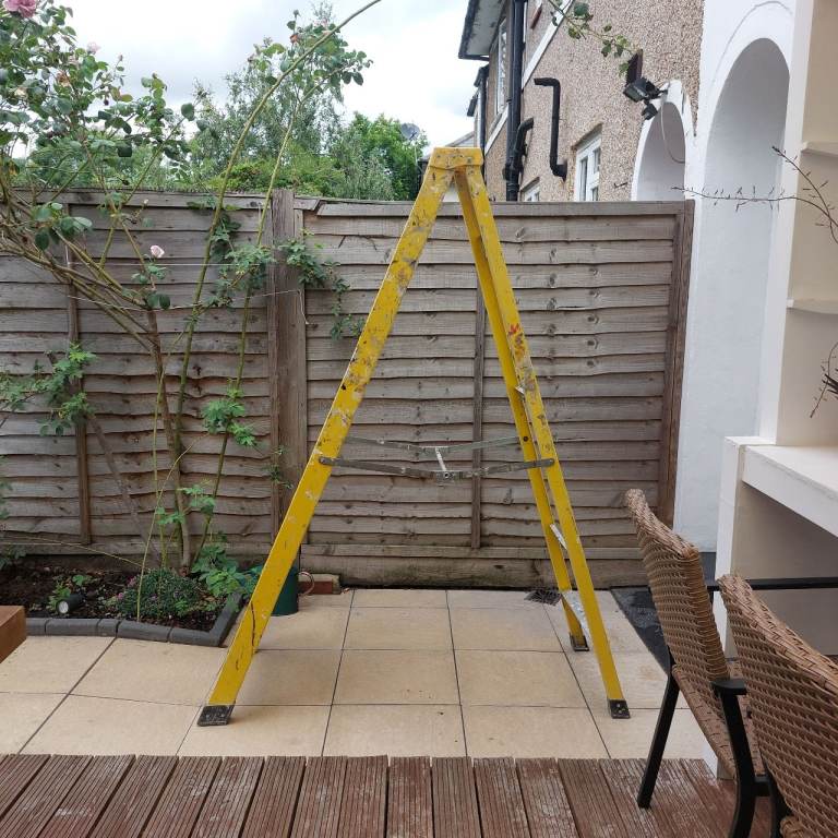 1X YELLOW FIBREGLASS STEPLADDER.
