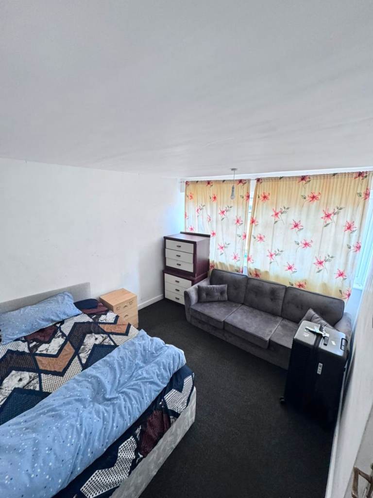 1 single (in pictures) and 1 double room is available (pix upload soon)