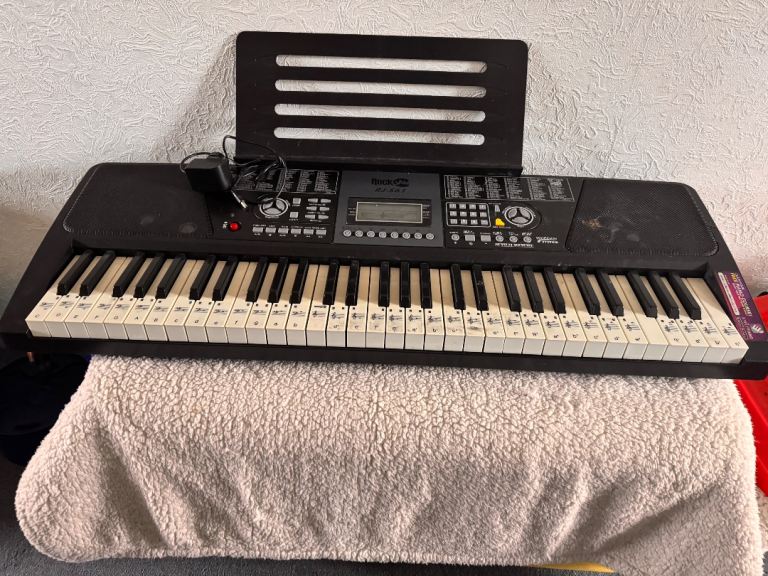 Electronic Keyboard with plug 
