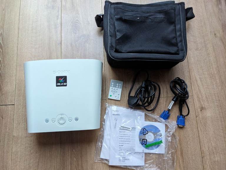 Sony VPL-ES5 Projector - Ultra Low Use (174 Lamp Hours) Full Set with bag