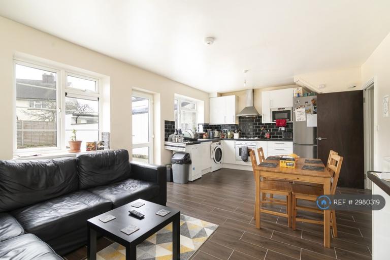 4 bedroom house in Argyle Road, London, E15 (4 bed) (#2980319)