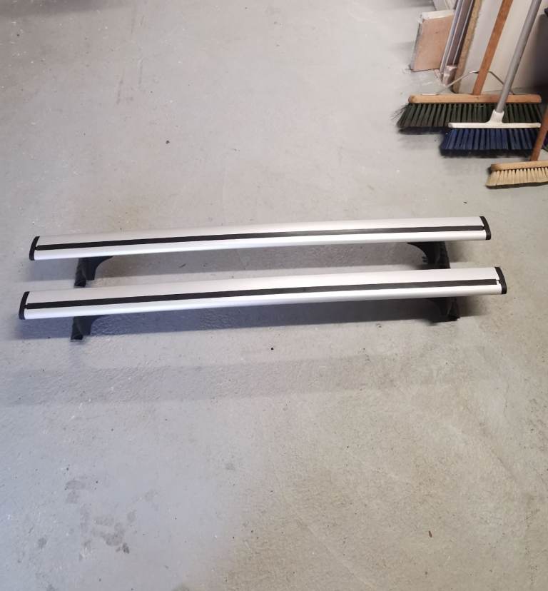A pair of Cruz roof bars for Discovery Sport 