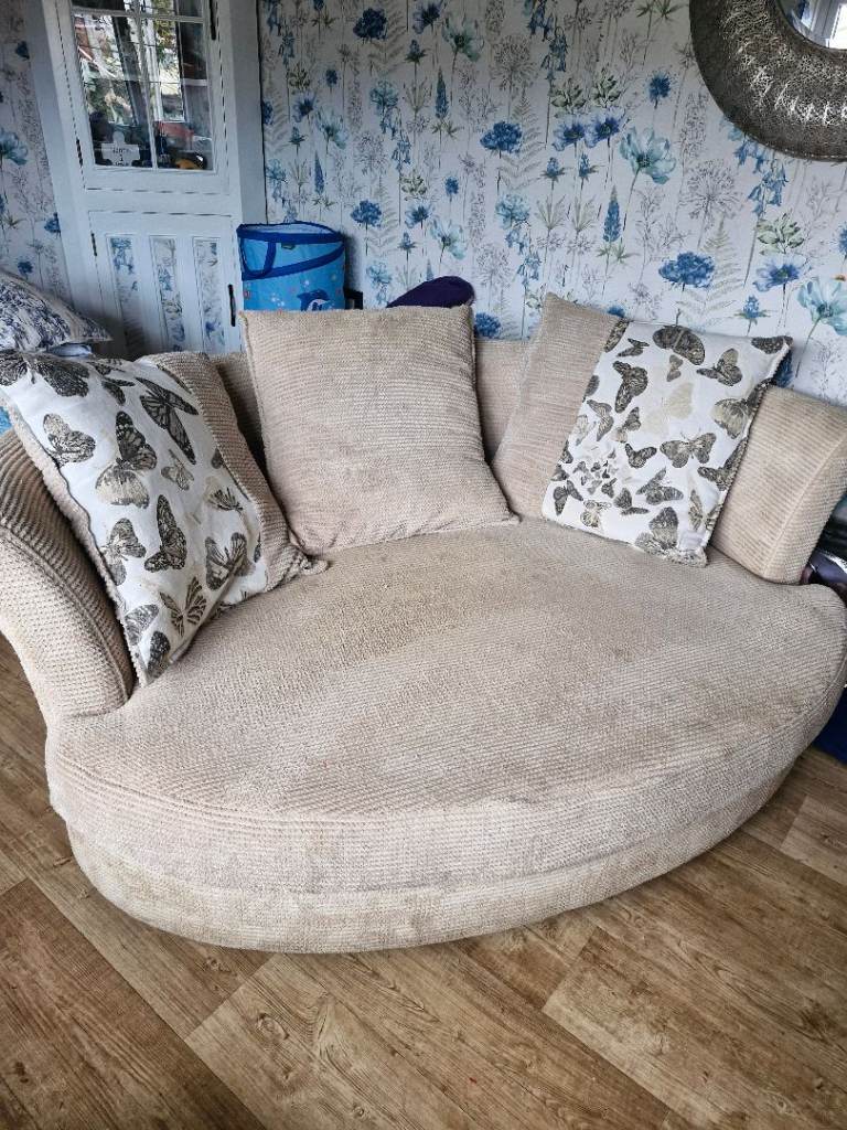 Circle snuggle sofa 