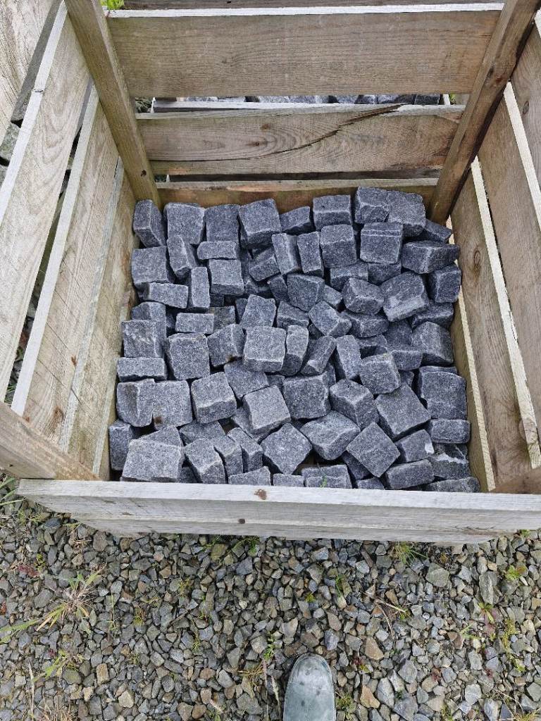 Black tumbled 100x100x50 granite setts 