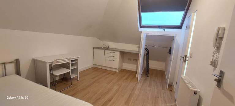 Studio Flat in Edgware (HA8)